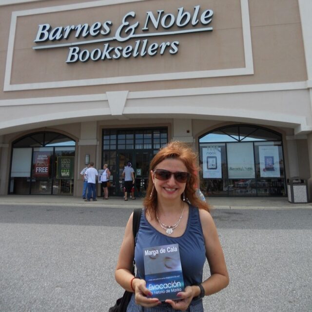 ¿Tienes alguno de mis libros? ¿Te gustaría posar con él? Aquí tendrías tribuna de honor, y mi agradecimiento más sincero 😍. Gracias a Concha Worth por esta imagen (de hace unos añitos) 😘.
.
#fotos #libros #pose #colaboraciones #ayuda #promoción #publicidad #graciasgraciasgracias #escritopormarga