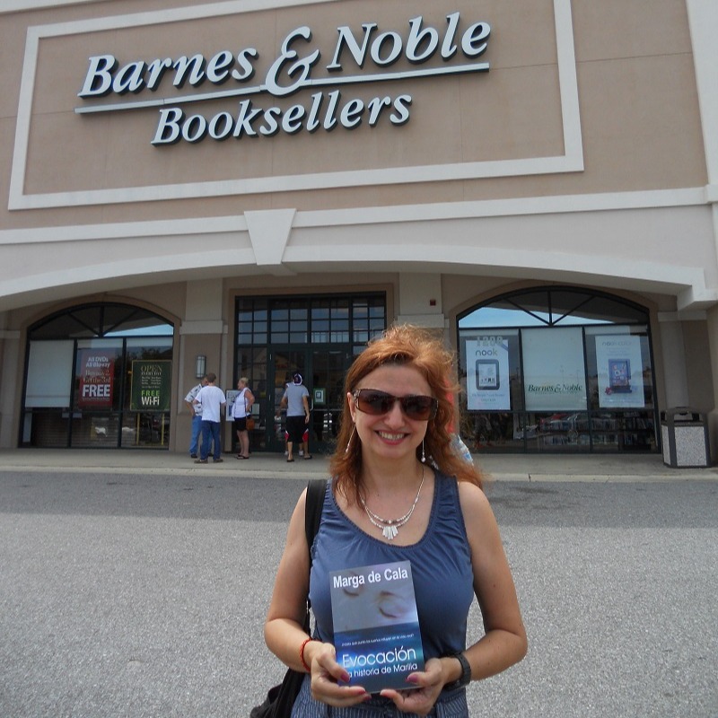 ¿Tienes alguno de mis libros? ¿Te gustaría posar con él? Aquí tendrías tribuna de honor, y mi agradecimiento más sincero 😍. Gracias a Concha Worth por esta imagen (de hace unos añitos) 😘.
.
#fotos #libros #pose #colaboraciones #ayuda #promoción #publicidad #graciasgraciasgracias #escritopormarga