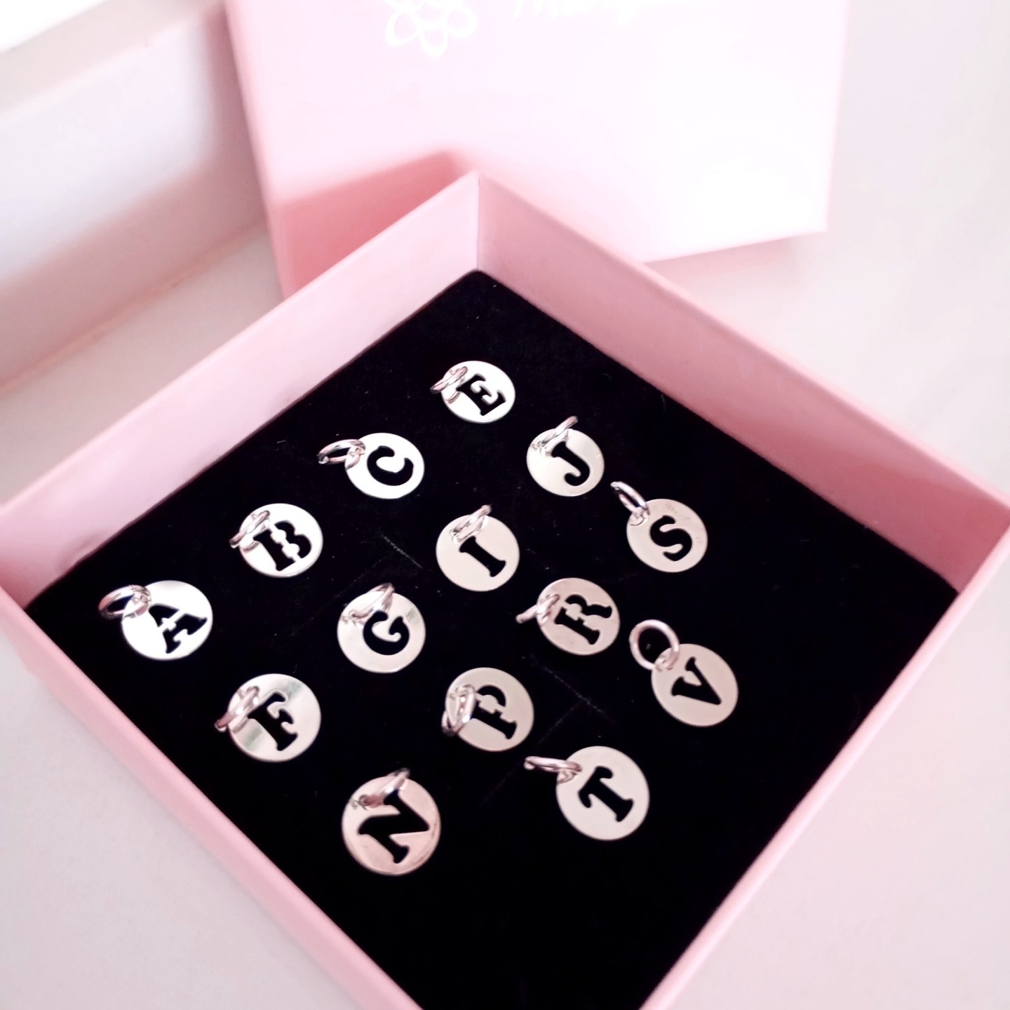 En la joyería de «escritopormarga.es» puedes encontrar estas iniciales en plata de ley tan bonitas (marca Marguita) 😍. 
.
https://escritopormarga.es/categoria-producto/joyeria/
.
#joyas #platadeley #iniciales #colgantes #regalos #reyesmagos #envíogratispenínsula #escritopormarga