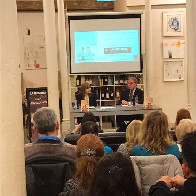 ¿2026 es el nuevo 2016? Lo dudo mucho, pero me sumo a esta tendencia nostálgica, y recuerdo algunas escenas importantes de mi vida, diez años atrás... 😏
.
1) Presentación de "Un soneto para Luana", con la desinteresada colaboración de @javiercompas. A destacar, entre otros asistentes, la presencia de tres compañeras de colegio: Cande, Herminia, y María del Mar ❤️❤️❤️. 
.
2) La celebración del 50 cumpleaños de las "Lirios y las Rosas" (CCVM), en el Hotel Macarena. Un día estupendo, reconvertido en un bluf descomunal 👎. A rescatar esta foto, de nuevo con mi amiga Cande.
.
3) La petición consentida de "ser" morena, aunque fuera por muy poco tiempo. Cuando se tienen más años que una catedral, da lugar a todo... 😂.
.
¿Y tu 2016? ¿Qué destacarías? Yo me sigo quedando con el presente... #2016vibes #nuevo2016 #nostalgia #pasado #unsonetoparaluana #novela #ilusión #agridulce #bluf #promesasincumplidas #escritopormarga