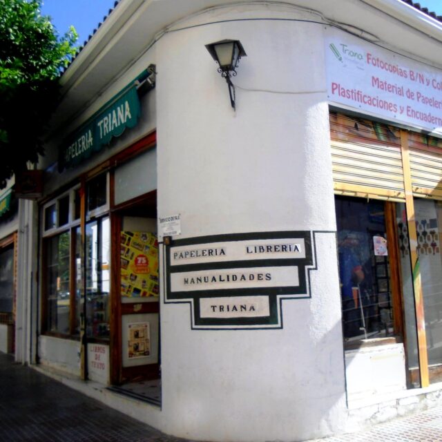 ¡¡Hoy hace un día espléndido... y no estoy loca!! 😍 Primera librería solidaria donde se encuentran mis libros: PAPELERÍA TRIANA en Tomares. Si quieres saber más, copia y pega 👇
.
https://escritopormarga.es/papeleria-triana-tomares-y-libros/
.
#papeleriatriana #Tomares #libreriasolidaria #libros #novelas #tiendafisica #escritopormarga