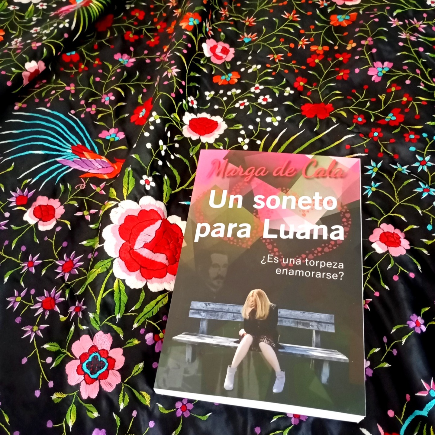 La nueva edición de "UN SONETO PARA LUANA" ya puede reservarse en la web "escritopormarga.es" 😍. Por cierto, ¡¡FELIZ FERIA DE ABRIL!! Servidora, después de 8 años sin pisarla, se dará un paseíto breve (que no está el pie para mucho baile)... 😮🥰😋
.
https://escritopormarga.es/tienda/un-soneto-para-luana/
.
#UnsonetoparaLuana #novela #comediaromántica #romance #ficción #Luana #nuevaedición #FelizFeria #feriadeabril2026 #Sevilla #escritopormarga