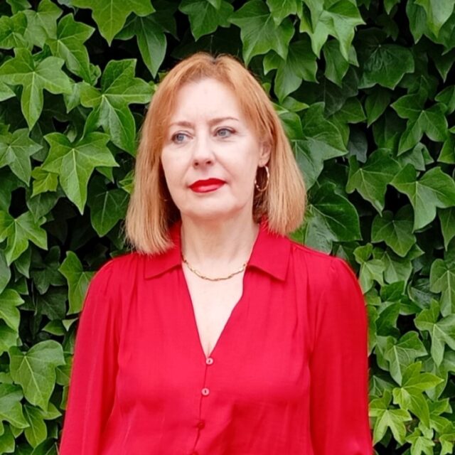 Ayer estuvimos en la Feria 😊. Todo bien, incluso el acceso (paradójicamente es más fácil desde fuera de la capital)... pero seguimos sintiendo que nos falta la "pareja amiga". Aquí lo dejo (por si sois vosotros) 😂. Todo se disfruta mejor en buena compañía, y en mesa de cuatro. ¿Qué tal vuestra Feria? 🤩 
.
#feriadeabril #Sevilla #Aljarafe #experiencias #sevillanía #Real #Feria2026 #amistades #parejaamiga #escritopormarga