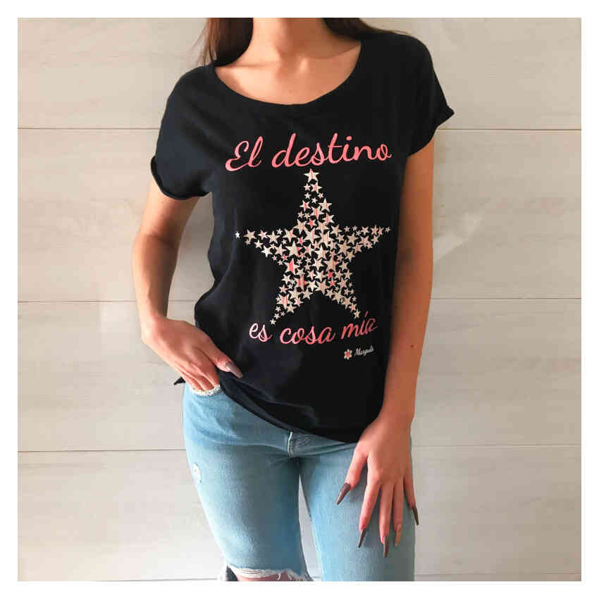 Camiseta "EL DESTINO ES COSA MÍA". Color Negro + ¡Taza de regalo! - Imagen 2