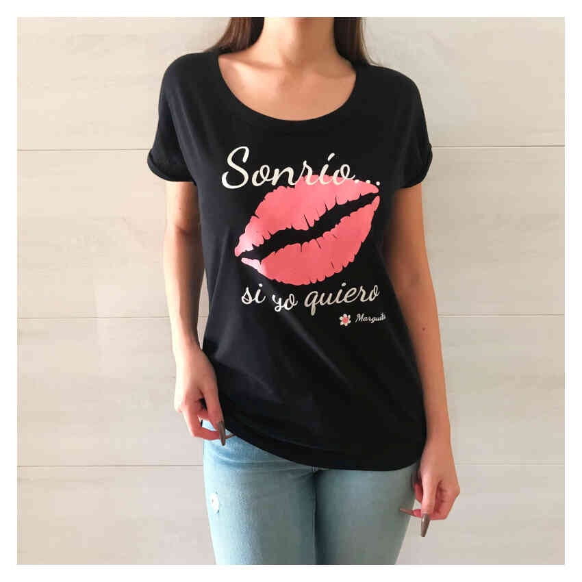 Camiseta "SONRÍO SI YO QUIERO". Color Negro + ¡Taza de regalo! - Imagen 2