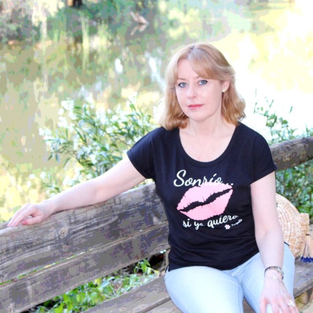 Camiseta «SONRÍO» 😊(si yo quiero), para demostrar más asertividad que complacencia (o bienquedismo, que es algo que me espanta mucho 😬). En color blanco y negro, y con tacita de regalo incluida. La foto es de 2021, y se nota 😭. Tienda online en bio y aquí abajo:
.
https://escritopormarga.es/categoria-producto/camisetas/
.
#camisetas #algodónorgánico #asertividad #mensaje #enespañol #hechoenespaña #Sonrío #regalo #taza #tiendaonline #comerciolocal #escritopormarga
