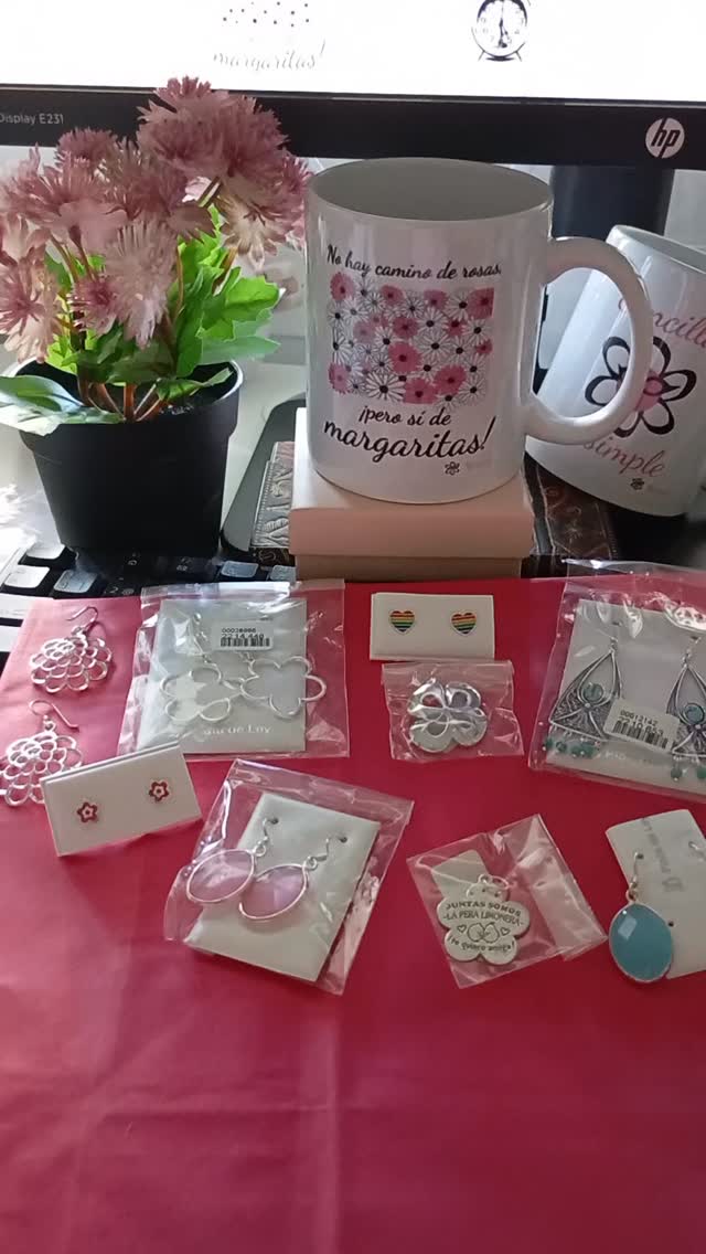Detrás de "escritopormarga.es" no hay una gran empresa; estoy yo, escribiendo y preparando cada pedido de libros, tazas, camisetas y joyas de plata hechos en España. Gracias por apoyar este sueño 😉🌸. #escritopormarga #marguita #joyasdeplata #hechoenespaña🇪🇸 #tazasbonitas☕️