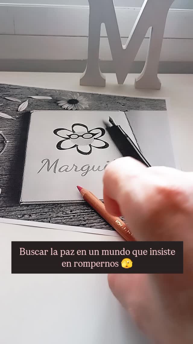 Iba a repetir este vídeo. Se me rompió el lápiz justo al empezar a escribir la palabra PAZ, y mi primer impulso fue borrarlo y buscar la "toma perfecta". 

  Pero luego lo miré con ojos de escritora... y vi que tenía todo el sentido: la vida es un poco esto, un poco así, y lo dejé tal cual.

  Ya existen muchos reels maravillosos; los míos nunca lo serán, pero siempre tendrán algo... "dentro" para quienes sepan buscar 😉🩷🌸. #escritopormarga #tazasbonitas☕️ #joyasdeplata #libros #camisetas